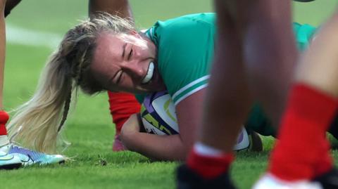 Edel McMahon scores a try