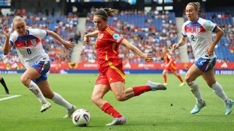 Mariona Caldentey in action for Spain against England in June