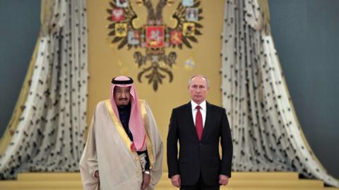 Saudi Arabia's King Salman bin Abdulaziz Al Saud and Russian President Vladimir Putin (R) at a welcoming ceremony ahead of their talks at the Kremlin in Moscow on 5 October 2017