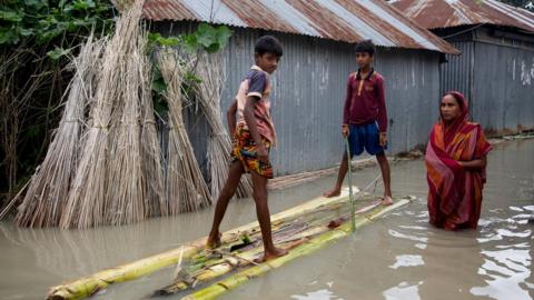 boys-in-floods.