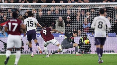 Manchester United goalkeeper Senne Lammens makes an important late save at West Ham