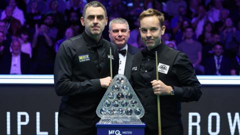 Ronnie O'Sullivan and Ali Carter pose for a photo