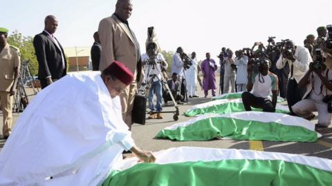 Mahamadou Issoufou receiving bodies of the dead soldiers