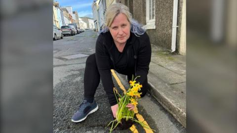 Michelle Haywood planting daffodils