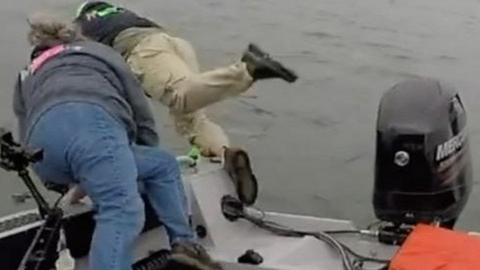 Watch how fishermen in Oregon react as a boat speeds straight towards them.