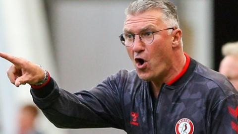 Nigel Pearson talks to his Bristol City players