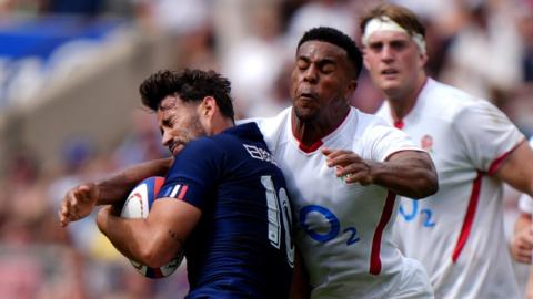 Immanuel Feyi-Waboso tackles Antoine Hastoy