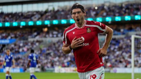 Kieffer Moore yn dathlu ar ôl sgorio yn erbyn Caerdydd