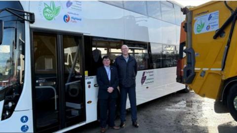 An Comh Ken Gowans agus Paul Reid, Àrd-oifigear na Còmhdhail le Comhairle na Gàidhealtachd