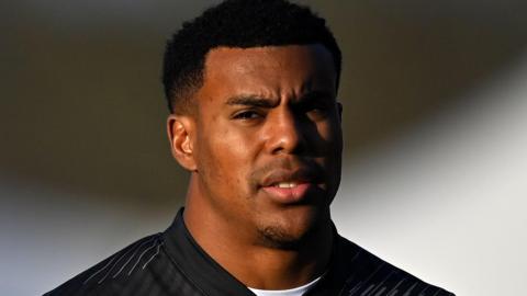 Immanuel Feyi-Waboso warming up for Exeter