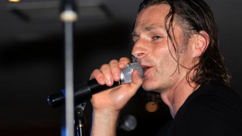 Gareth Ainsworth sings