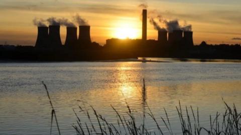 Fiddler's Ferry power station, before it was closed down