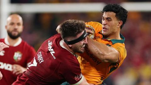 Tom Curry tackles Joseph Suaalii