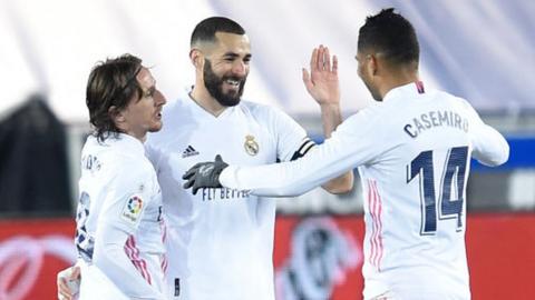 Real Madrid players celebrate against Alaves