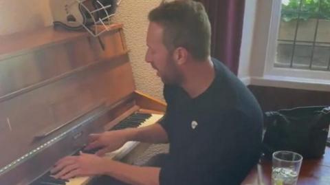 Coldplay's Chris Martin surprises pub with song