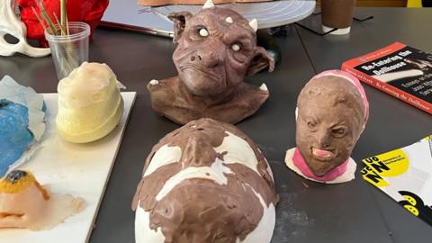 3D face models covered mainly in brown clay