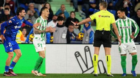 Antony complaining to the referee in Real Betis win