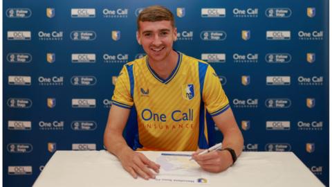 Lewis Brunt signs his new contract with Mansfield