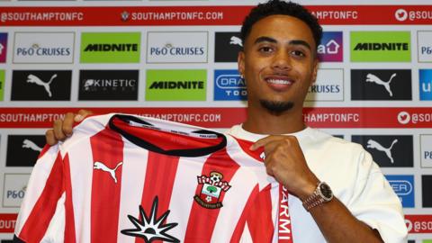 Lewis Dobbin holds up a Southampton shirt
