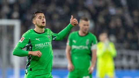 Oscar Fraulo gives the thumbs up while in action for Borussia Monchengladbach
