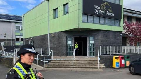 Plismones tu allan i Ysgol Dyffryn Aman ddiwrnod yr ymosodiad