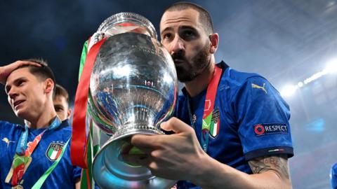 Leonardo Bonucci kissing the Euro 2020 trophy