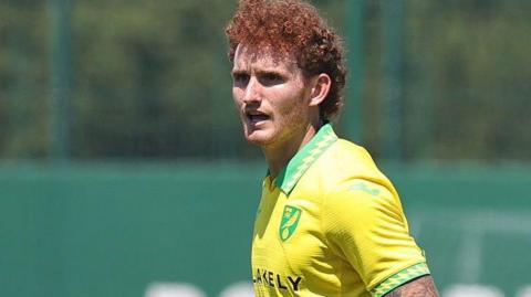 Josh Sargent playing for Norwich City in a home shirt