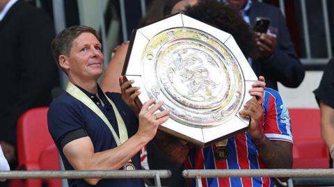 Oliver Glasner holding the Community Shield