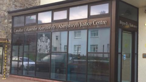 Llun o Ganolfan Cyfiawnder Aberystwyth