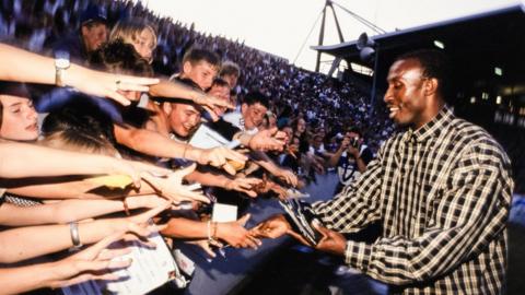 Linford Christie signing fan autographs 