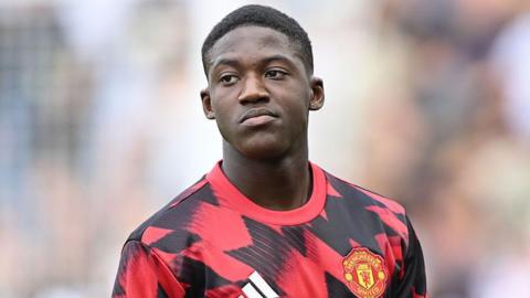 Kobbie Mainoo looks glum in a Manchester United training session