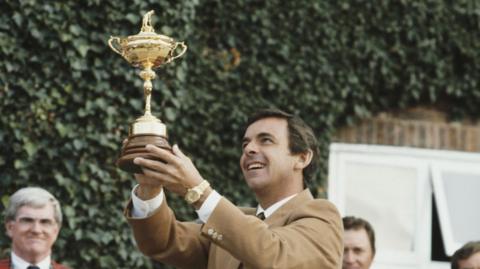 Tony Jacklin lifts the Ryder Cup in 1975