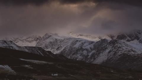 Tŷ Y Parc, Deiniolen gyda'r Wyddfa yn y cefndir o dan y cymylau. Hwn wedi ei dynnu o Moel Rhiwen.