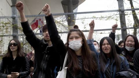 Demonstrators from the Asian community protest outside the 19th district's police station in Paris (28 March 2017)