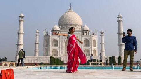 Tourists visit the Taj Mahal in Agra on September 21, 2020. - The Taj Mahal reopened to visitors on September 21 in a symbolic business-as-usual gesture even as India looks set to overtake the US as the global leader in coronavirus infections.