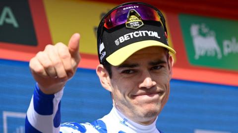 Wout van Aert gives a thumbs up