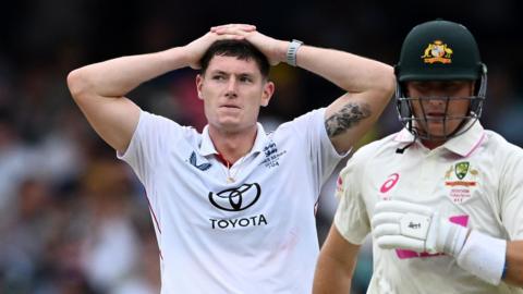 Matthew Potts stands with hands on head during Sydney Test