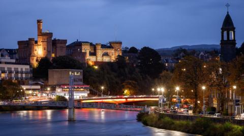 Dealbh de mheadhan Inbhir Nis ann am beul an fheasgair