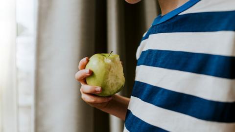 Kid eating an apple