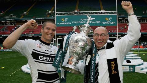 John Kear (r) celebrates Hull FC's Challenge Cup final win over Leeds in Cardiff in 2005 with captain Richard Swain