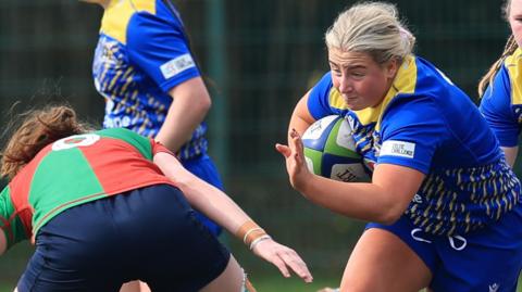 Molly Reardon goes for a gap against Clovers