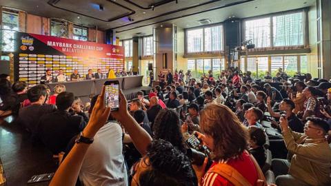Wide shot of Manchester United press conference