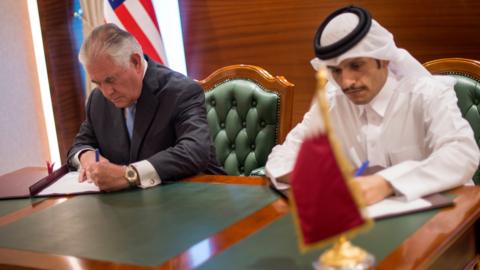 US Secretary of State Rex Tillerson (L) and Qatari Minister of Foreign Affairs Sheikh Mohammed bin Abdul Rahman Al Thani (R) sign a memorandum of understanding in Doha, Qatar (11 July 2017)