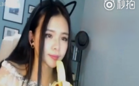 China bans 'erotic' banana-eating live streams - BBC News