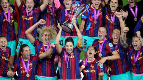 Barcelona lift the Women's Champions League trophy