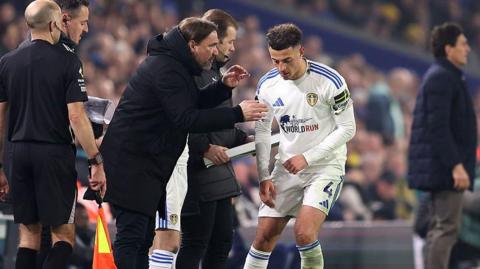 Daniel Farke, manager of Leeds United, speaks to Ethan Ampadu.