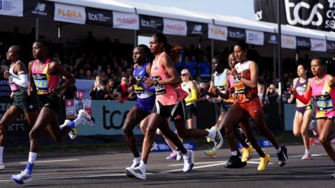 Women's elite runners starting during the 2026 TCS London Marathon