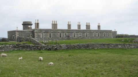 Taighean fir-ghlèidhidh Taigh-solais na Sgeire Mòire