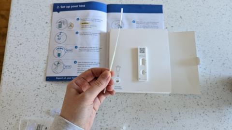 Lateral flow test kit