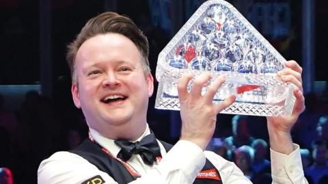 Shaun Murphy with the trophy after winning the 2025 Masters